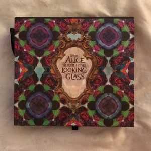 Urban Decay “Alice Through The Looking Glass”